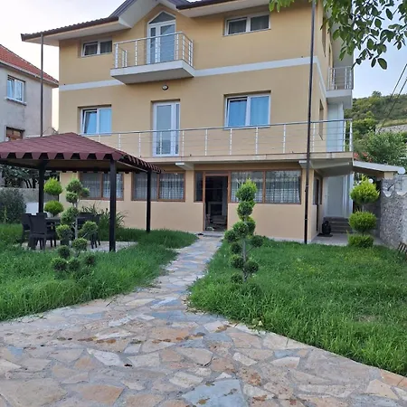 La Casa Di Fatmir Bed & Breakfast *